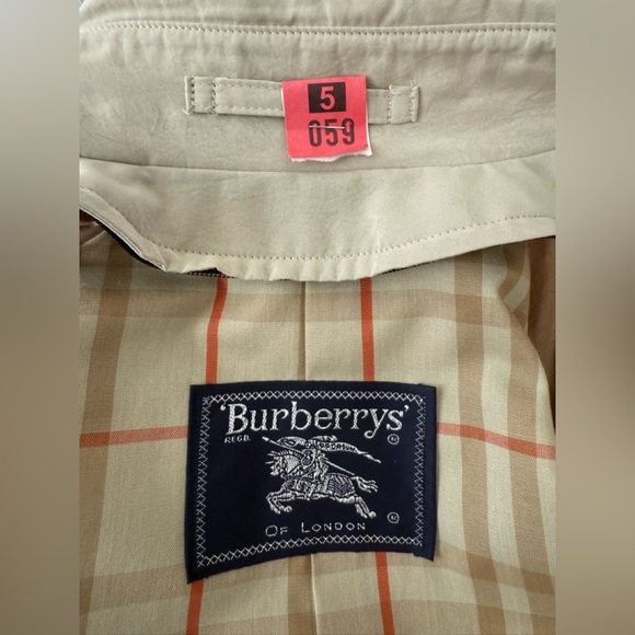 Vintage Burberrys’ Long Trench Coat with Belt and Zip in Liner - Size 4 - Picture 4 of 15